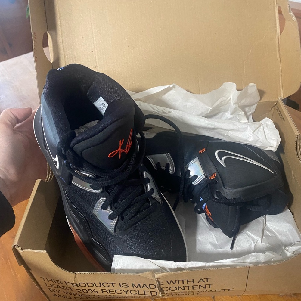 Nike Kicks Kyrie Youth Sz. 5.5Y